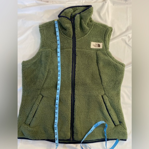 North Face Vest  shade is green I don’t know the name - Picture 3 of 6